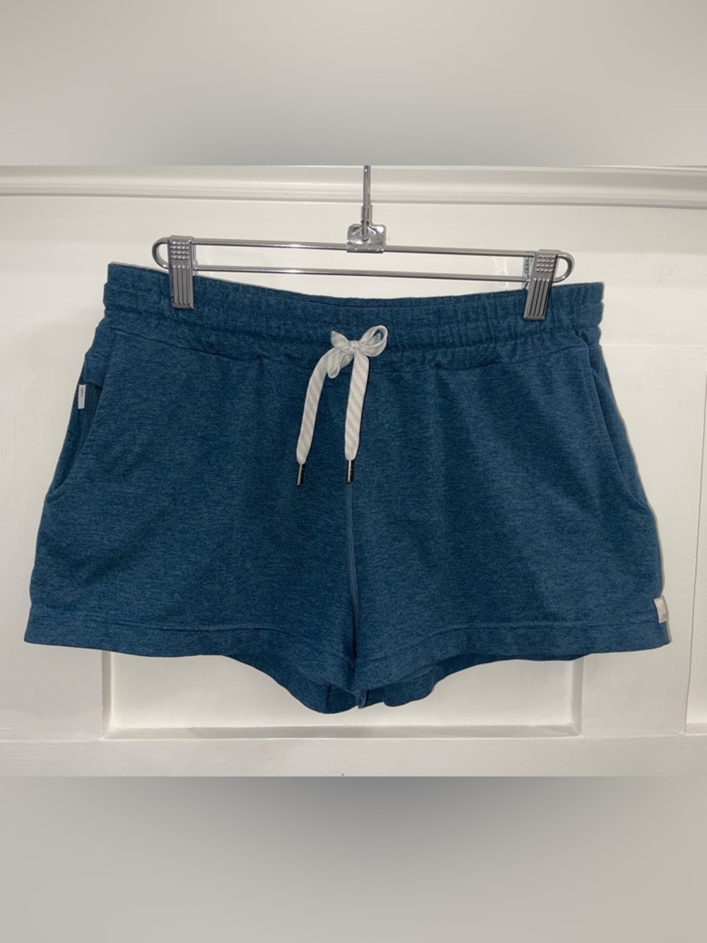 Vuori Woman's Halo Performance Shorts Size Medium Blue 2.5" Inseam Soft